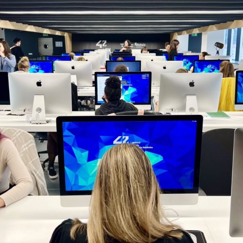 Medio centenar de mujeres se han iniciado en programación y desarrollo web en 42 Urduliz