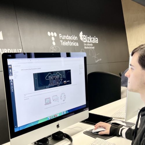 Los estudiantes de 42 Urduliz recibirán formación gratuita de AWS