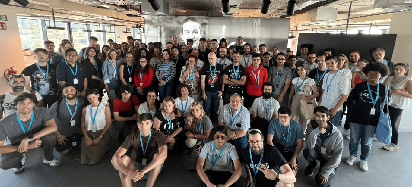 Foto grupal de participantes de la piscina de julio 2023 de 42 Urduliz Fundación Telefónica