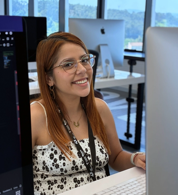 Mujer estudiante frente al ordenador en cluster de 42 Urduliz Bizkaia
