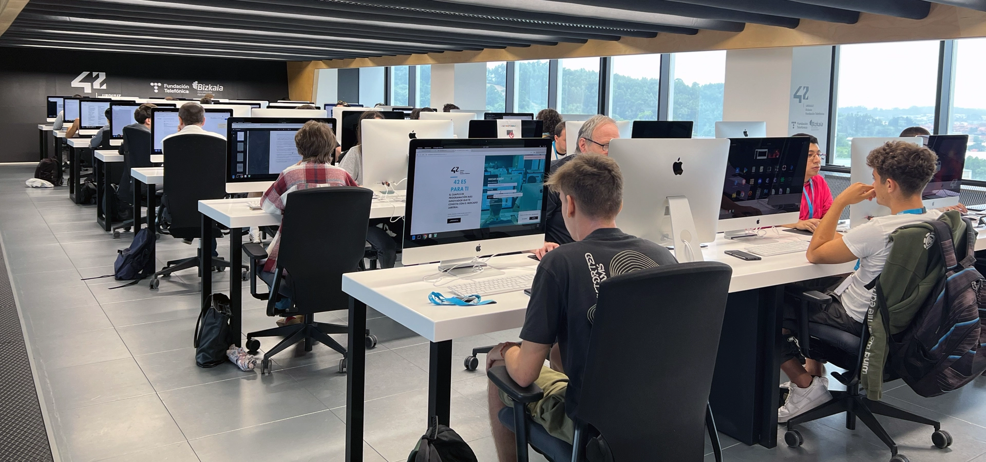 42 Urduliz Bizkaia Campus Cluster full of people programming at 42 Urduliz Bizkaia