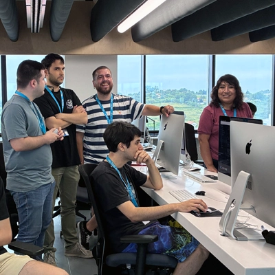 Estudiantes de 42 Urduliz Bizkaia trabajando en equipo alrededor de un ordenador