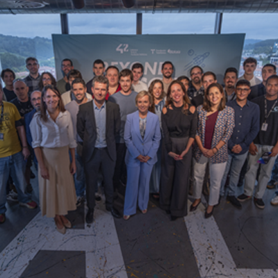 Los graduados de 2024-2025 posan junto a Ainara Basurko, diputada foral de Promoción Económica de la Diputación Foral de Bizkaia, Isabel Salazar, directora general de Fundación Telefónica y JOn Alzate General Manager de CAF Signalling